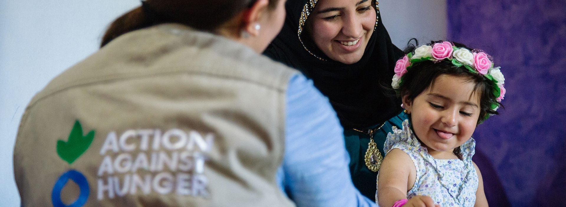 Mother and young daughter in Iraq meeting with an Action Against Hunger worker in Iraq