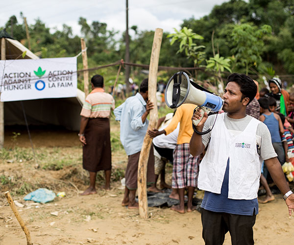 Action Against Hunger teams distribute cooked meals to Rohingya refugees at Balukhali camp in Bangladesh.