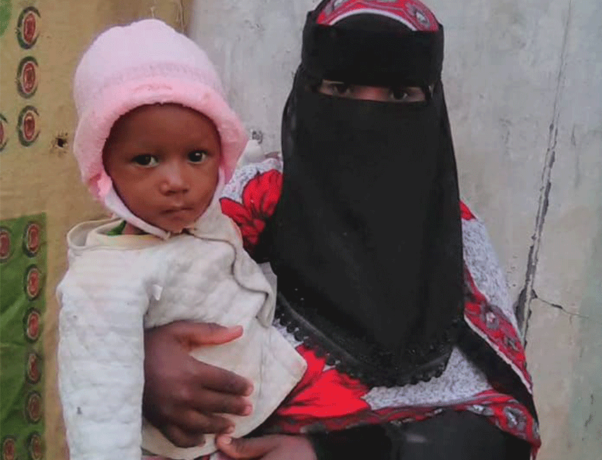 Woman in Yemen holds her daughter after receiving treatment