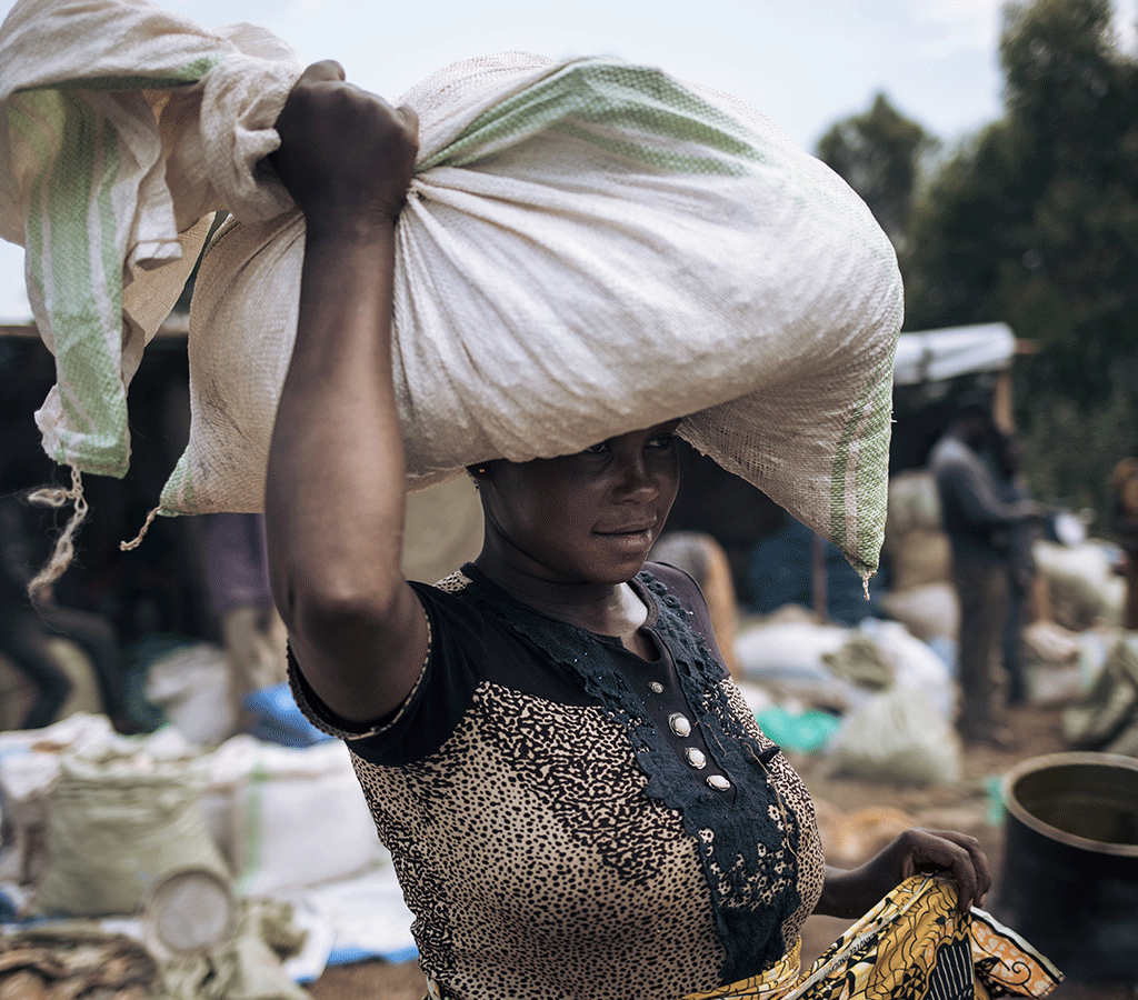 Cécile Tabo Mapamadjo leaves with the foodstuffs she bought at the fair organized by ACF in Largu DRC