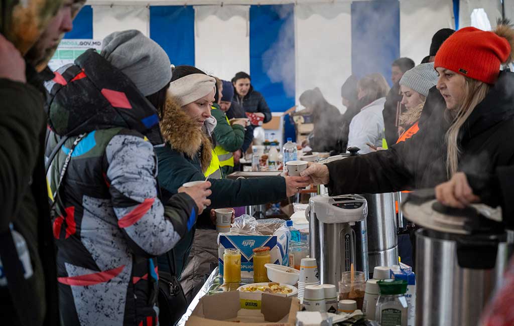 Volunteers serve hot food and drinks to Ukrainian refugees in Palanca