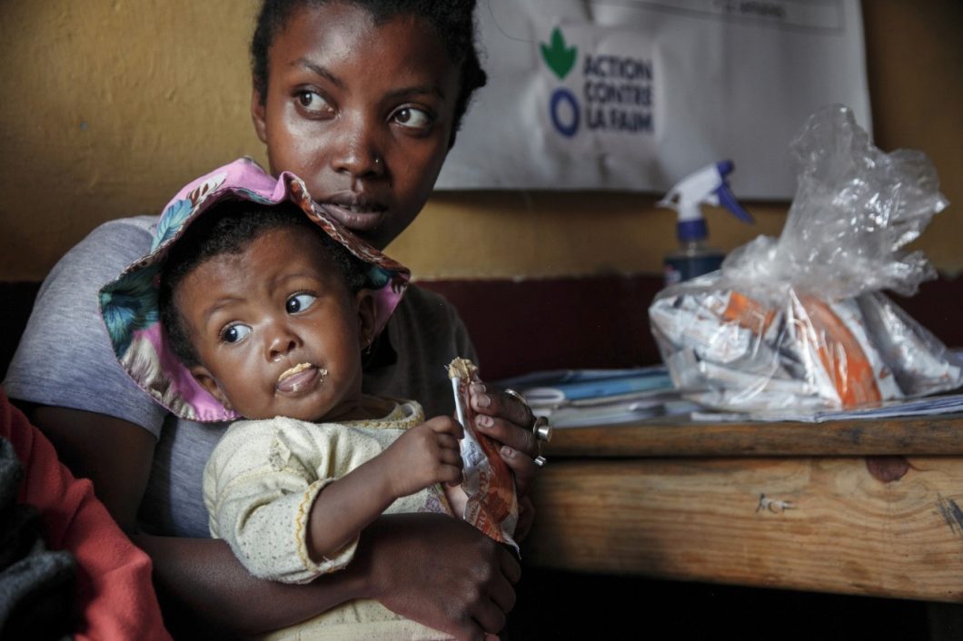 A young Madagascan mother feed her baby with ‘RUTF’ a food supplement for malnourished children, 2023 © Action Against Hunger
