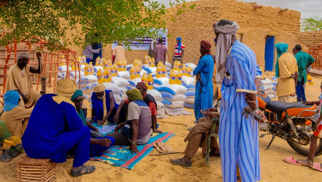 Internally displaced families collecting aid in Mali, a country at risk of famine.