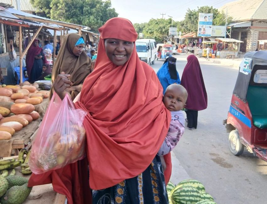 Maryan from Somalia buys food with emergency cash.